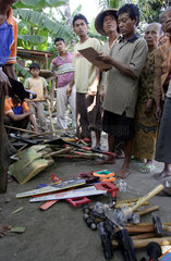 Indonesien  Java  Hilfsgueterverteilung im Erdbebengebiet