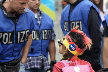Fussballfan und Polizei auf der Fanmeile vor dem Brandenburger Tor  Berlin