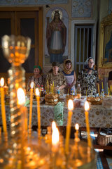 Republik Moldau  Gagausien  Comrat - Glaeubige in der russisch-orthodoxen Kathedrale an einem religioesen Feiertag