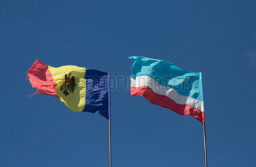 Republik Moldau  Gagausien  Comrat - Die Fahnen der Republik Moldau (L) und der Autonomen Region Gagausien auf dem Regierungsgebaeude
