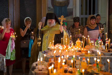 Republik Moldau  Gagausien  Comrat - Glaeubige und Pope in der russisch-orthodoxen Kathedrale an einem religioesen Feiertag