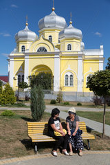 Republik Moldau  Gagausien  Comrat - Zwei Damen sitzen auf einer Bank  hinten die russisch-orthodoxe Kathedrale