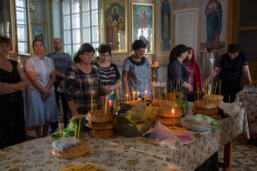 Republik Moldau  Gagausien  Comrat - Glaeubige in der russisch-orthodoxen Kathedrale an einem religioesen Feiertag