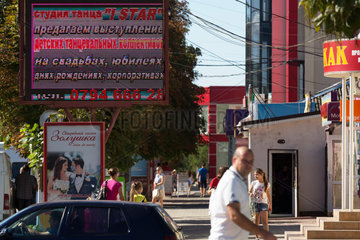 Republik Moldau  Gagausien  Comrat - Passanten an der Hauptstrasse