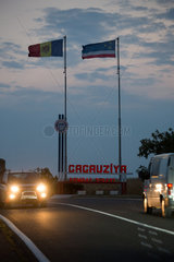 Republik Moldau  Gagausien  Comrat - Fahnen an einer Landstrasse markieren den Beginn der Autonomen Region Gagausien