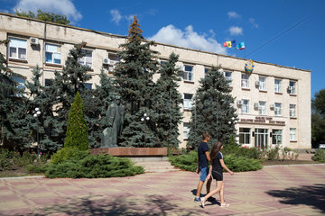 Republik Moldau  Gagausien  Comrat - Die Fahnen der Republik Moldau (L) und der Autonomen Region Gagausien auf dem Regierungsgebaeude mit Leninstatue