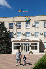 Republik Moldau  Gagausien  Comrat - Die Fahnen der Republik Moldau (L) und der Autonomen Region Gagausien (+ Wappen ) auf dem Regierungsgebaeude