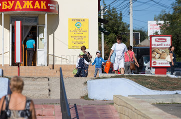 Republik Moldau  Gagausien  Comrat - Passanten an der Hauptstrasse