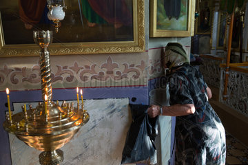 Republik Moldau  Gagausien  Comrat - Glaeubige kuesst die Wand unterhalb einer Heiligendarstellung sich in der russisch-orthodoxen Kathedrale