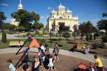Republik Moldau  Gagausien  Comrat - Spielplatz am einzigen Platz der Stadt vor der russisch-orthodoxen Kathedrale