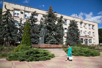Republik Moldau  Gagausien  Comrat - Die Fahnen der Republik Moldau (L) und der Autonomen Region Gagausien auf dem Regierungsgebaeude mit Leninstatue