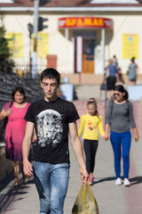 Republik Moldau  Gagausien  Comrat - Passanten am einzigen Platz der Stadt