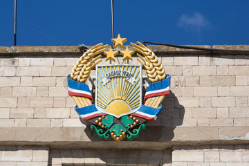 Republik Moldau  Gagausien  Comrat - Das Wappen der Autonomen Region Gagausien auf dem Regierungsgebaeude