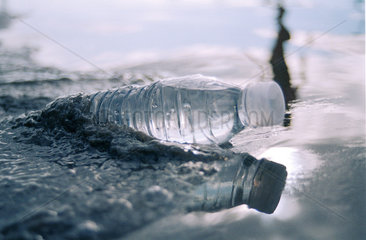 Wasserflasche am Strand