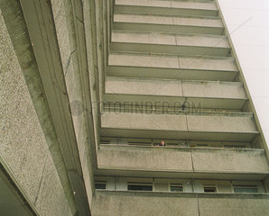 Balkonfassade eines Wohnblocks