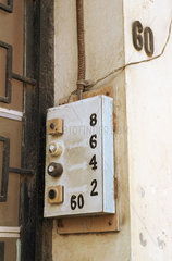 Hausnummer 60 und Klingelschilder an einer Haustuer  Havanna