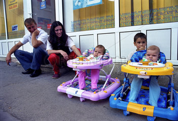 Familie mit Zwillingen in Lauflernhilfen  Bukarest