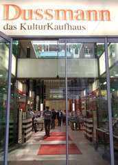Berlin  Eingang zum Dussmann Kulturkaufhaus
