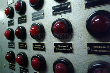 Anzeigentafel im Maschinenraum der Cap San Diego