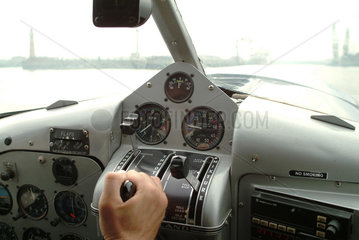 Hand an Cockpit von Wasserflugzeug