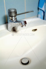 Standard Waschbecken mit Wasserhahn