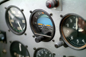 Armaturen im Cockpit eines Wasserflugzeugs