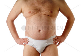dicker Mann mit behaartem Bauch in weisser Unterhose