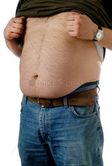 dicker Mann zeigt seinen haarigen Bauch