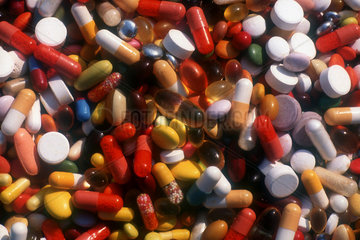 Haufen verschiedener Tabletten und Pillen