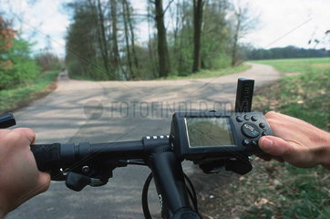Fahrradfahrer mit GPS-System