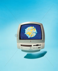 Computer mit Weltkugel auf dem Monitor