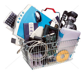 Einkaufskorb mit Computerteilen und Geraeten