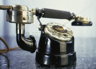 Antikes Telefon aus Metall