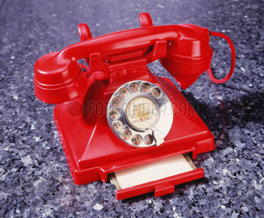 Antikes rotes Telefon