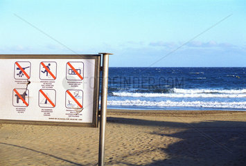 Schild mit diversen Verboten am Strand