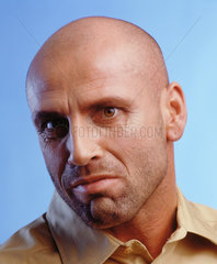 Portrait eines Mannes mit Glatze