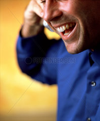 Ein Mann telefoniert mit einem Handy