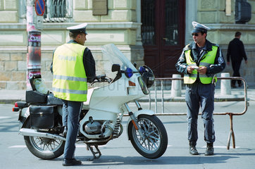 Zwei bulgarische Verkehrspolizisten einer Motorradstreife in der Innenstadt von Sofia