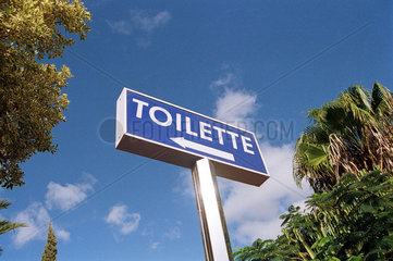 Auf eine oeffentliche Toilette hinweisendes Schild