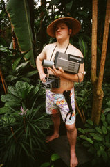 Freizeitfilmer mit Kameras in Siegerpose im Dschungel