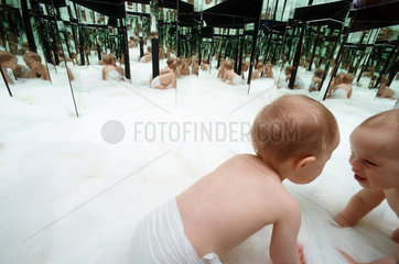 Baby im Spiegelsaal