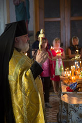 Republik Moldau  Gagausien  Comrat - Glaeubige und Pope in der russisch-orthodoxen Kathedrale an einem religioesen Feiertag