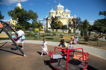 Republik Moldau  Gagausien  Comrat - Kinder auf Spielplatz am einzigen Platz der Stadt vor der russisch-orthodoxen Kathedrale