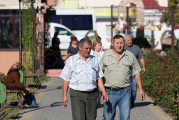 Republik Moldau  Gagausien  Comrat - Passanten am einzigen Platz der Stadt