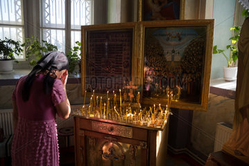 Republik Moldau  Gagausien  Comrat - Glaeubige bekreuzigt sich in der russisch-orthodoxen Kathedrale