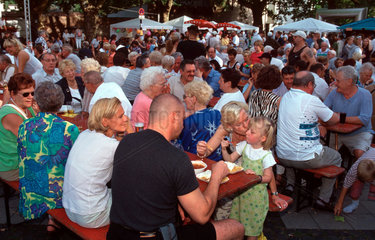 Gelsenkirchen  Stadtteilfest  Festbesucher im Biergarten