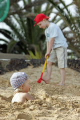 Pajara  ein kleiner Junge ist im Sand eingebuddelt