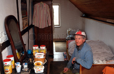 Essen  Knecht auf einem Bauernhof in seinem Zimmer