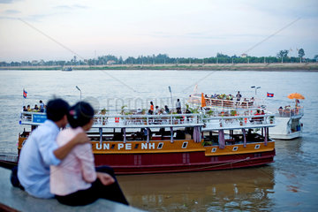 Phnom Penh  Kambodscha  ein Paerchen am Anleger fuer Ausflugsboote am Tonle Sap