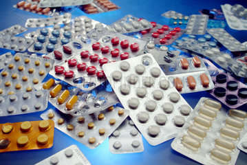 Haufen verschiedener Tabletten und Pillenpackungen